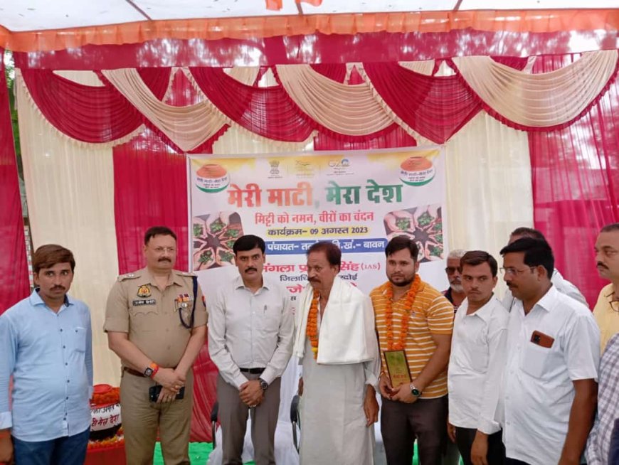 dm hardoi व पुलिस अधीक्षक ने शहीद रणवीर सिंह के परिजनों को किया सम्मानित