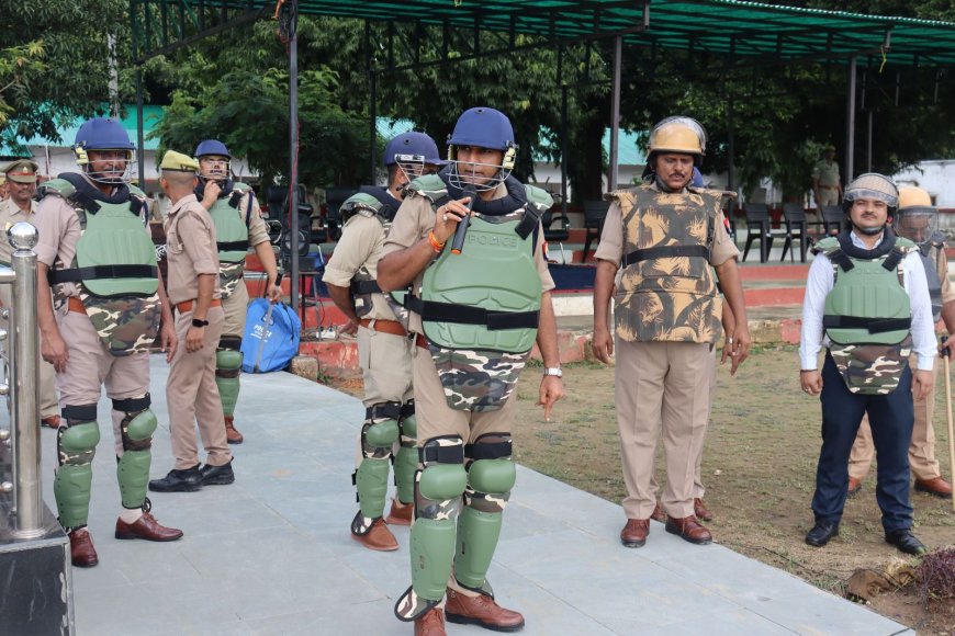 अपने त्योहारों को आपसी भाईचारे व प्रेम के साथ मनाएँ : संजय कुमार एसएसपी इटावा 