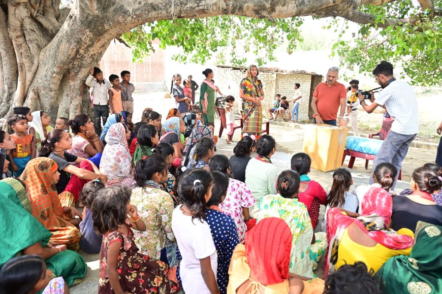 फ्री पैड बांटकर दी 'मैं हूँ पैड वूमन' अभियान की जानकारी