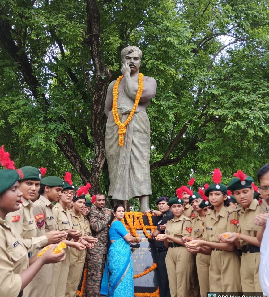 allahabad university  के एनसीसी कैडेट्स ने शहीद चंद्रशेखर आजाद को पुष्प अर्पित किए  