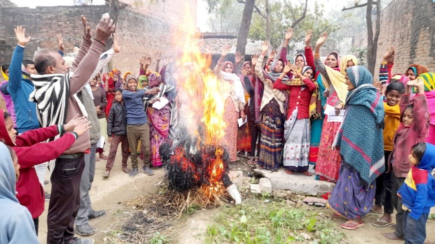 प्रयागराज: यमुनापार में बसपा के मुख्य मण्डल प्रभारी और जिलाध्यक्ष का पुतला दहन