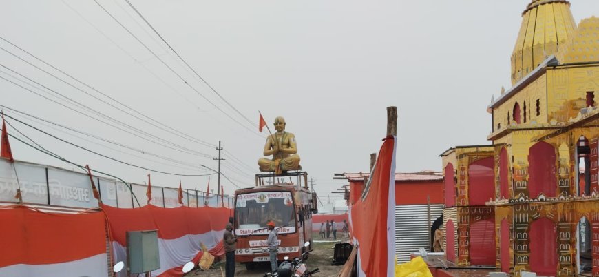 विश्व हिंदू परिषद महाकुंभ शिविर में रामानुजाचार्य जी की 18 फीट की मूर्ति की स्थापना