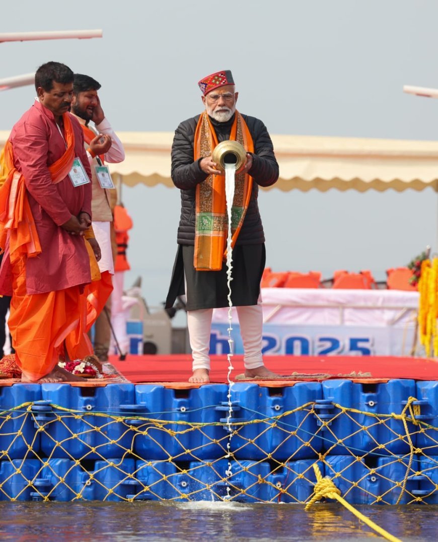 वैदिक मंत्रोच्चारण के साथ प्रधानमंत्री मोदी ने त्रिवेणी संगम में लगाई पावन डुबकी