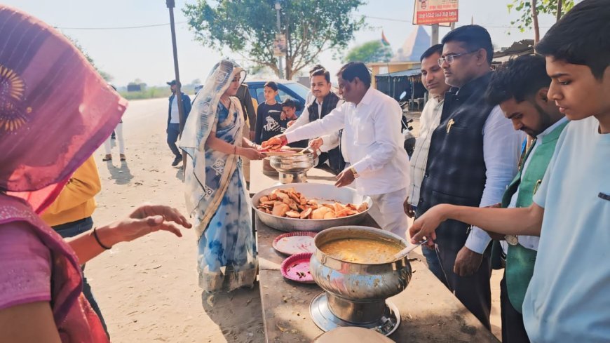 युवाओं ने महाकुंभ श्रद्धालुओं को कराया भोजन, विधायक ने की सराहना